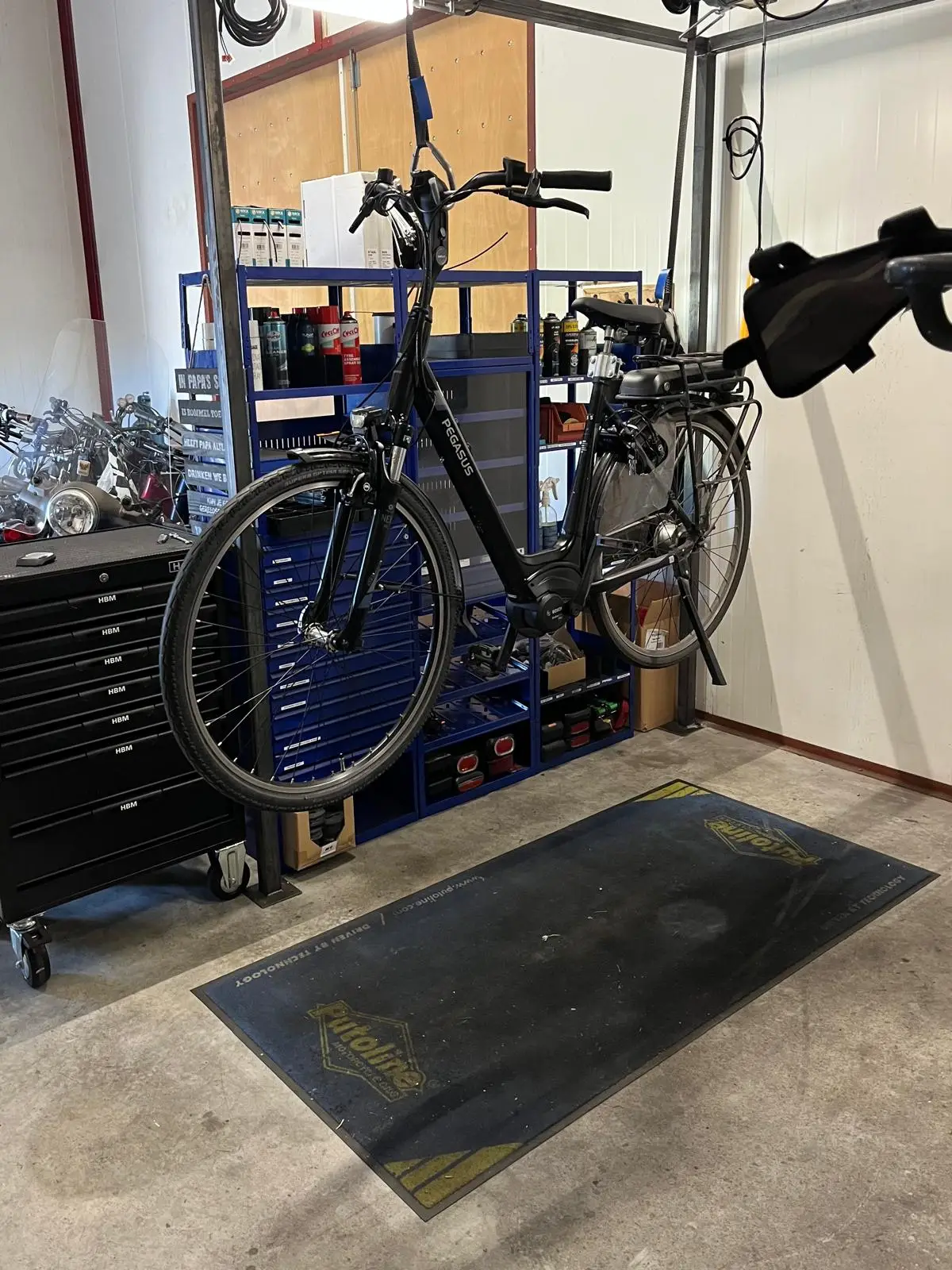 Onderhoud in de werkplaats van Bus vol Bikes