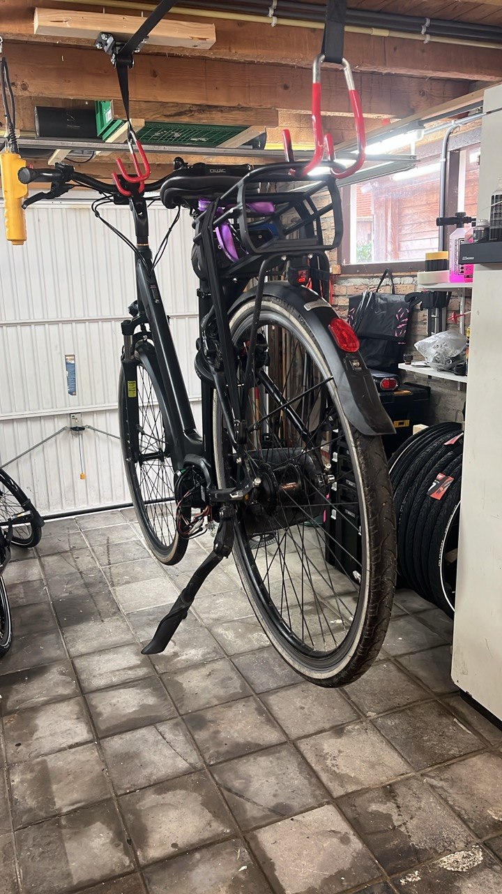 De eerste fietsen in de schuur thuis